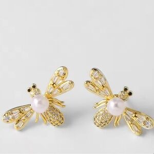 Vintage Elegant Gold Bee Brooch with Pearl
